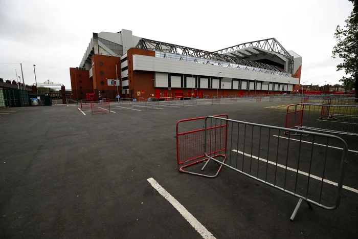 
    Meciurile de fotbal din Anglia s-ar putea disputa fără spectatori pentru o vremeFoto: Guliver / GettyImages  
