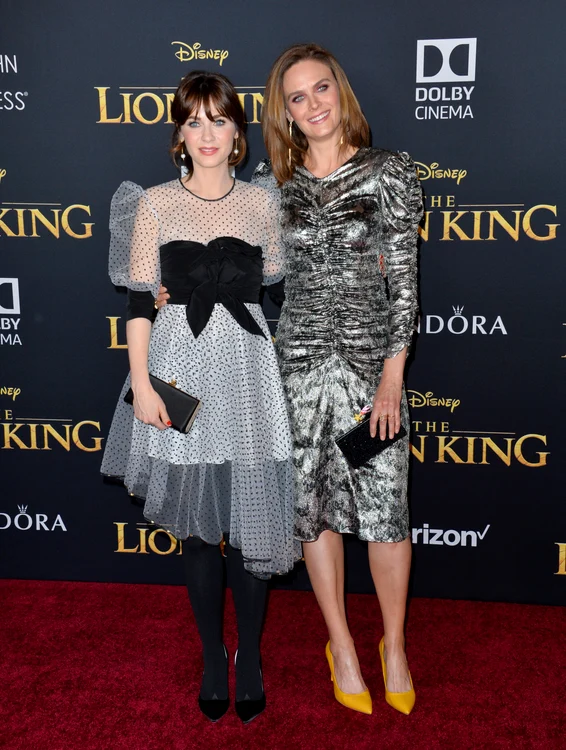 Zooey și Emily Deschanel, pe covorul roșu