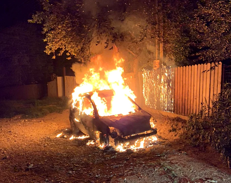 Maşina incendiată de vasluian a ars complet FOTO ISU Vaslui
