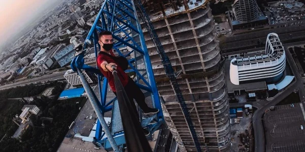 Un cascador francez a murit după ce a căzut de la etajul 68 al unui zgârie nori din Hong Kong  Foto Instagram remnigma jpg