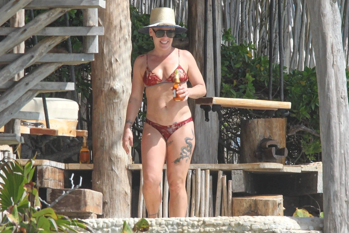 
    Pink, de 39 de ani, a fost surprinsă bând o bere Modello la plajă în Tulum, Mexicfoto: Profimedia  