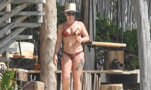 pink bea bere la plaja profimedia 0416342927 jpeg