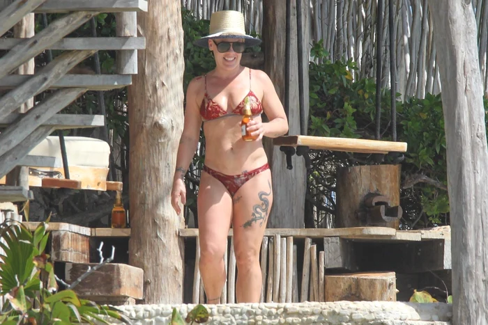 Pink, de 39 de ani, a fost surprinsă bând o bere Modello la plajă în Tulum, Mexicfoto: Profimedia