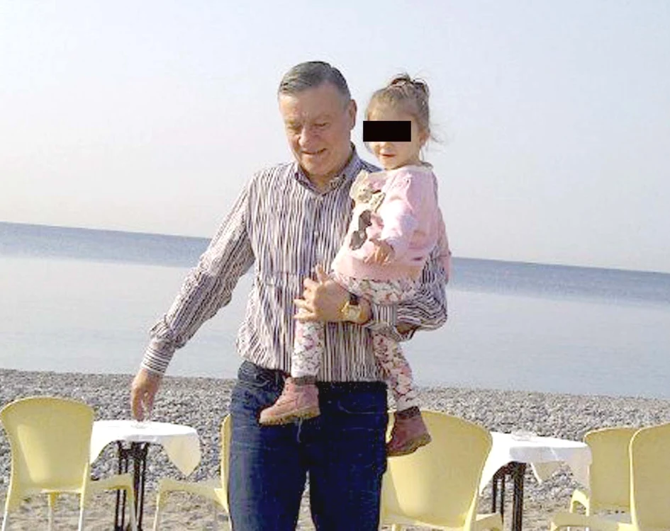 
    Mircea Sandu nu a slăbit-o nici o secundă pe nepoţica Simona  