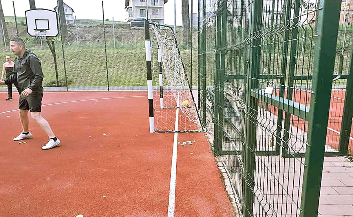 
    În parcul sucevean, linia porţii e situată  în spatele barelor  