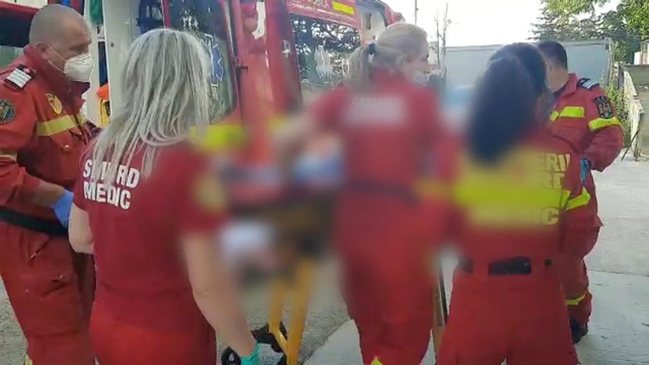 Un copilaș de 3 ani a suferit arsuri pe toată faţa, după ce părinţii au dat foc unor deşeuri vegetaleFoto: observatornews.ro