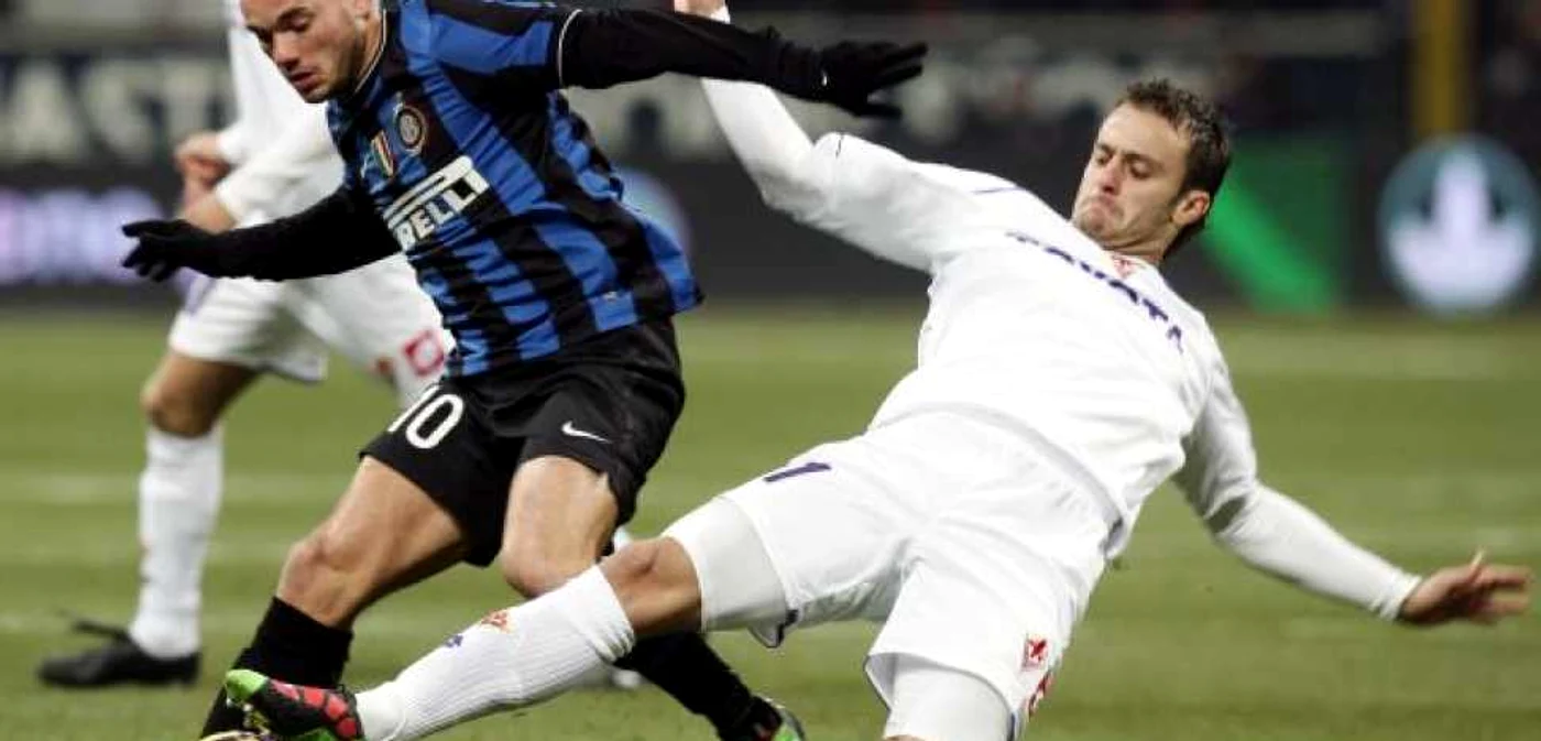 Interistul Sneijder (stânga) atacat de către Alberto Gilardino
