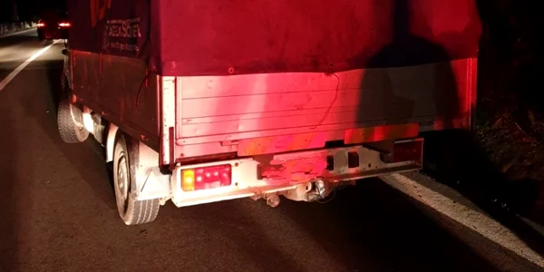 TIR-ul jefuit de sucuri de către patru hoţi pe Valea Oltului  zona Brezoi pe DN7 - E81 Vâlcea Foto Adevărul