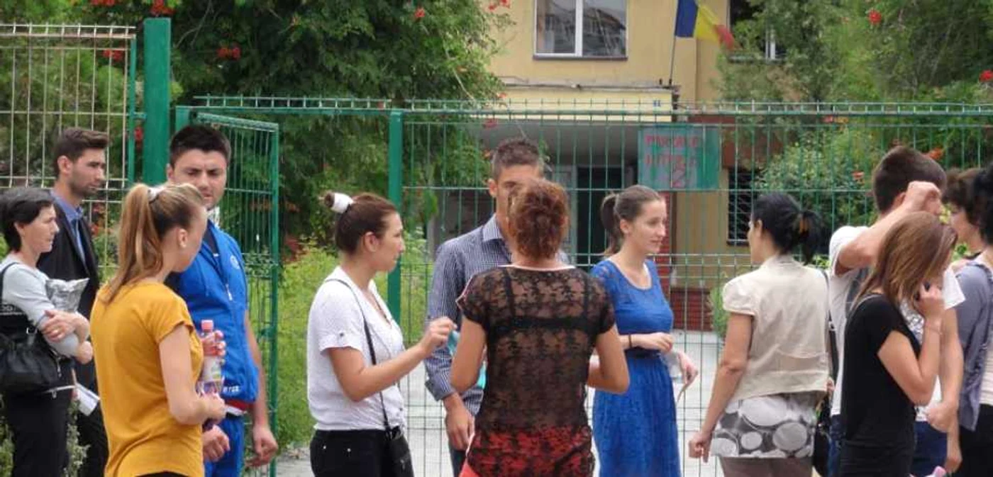 Imagine cu elevi aşteptând afişarea rezultatelor la Liceul ”Nicolae Titulescu” din Slatina (FOTO: M. Manea)