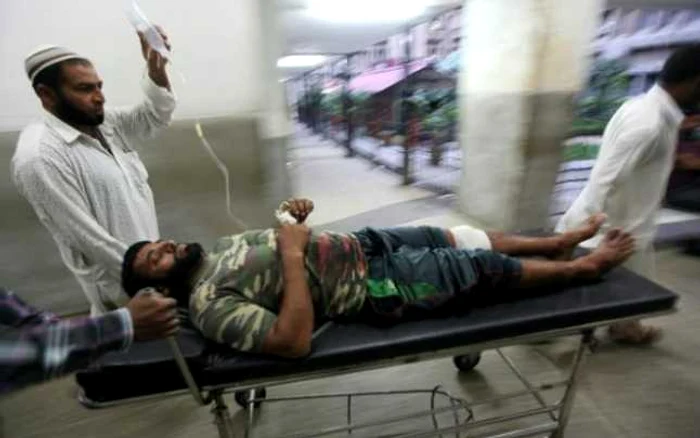 Un sătean rănit în schimburile de focuri adus la spitalul din Jammu, în nordul Indiei FOTO AFP