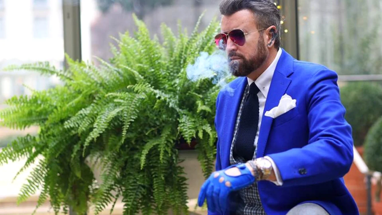 
    Cătălin Botezatu a fost răsfățat de invitați cu daruri costisitoareSursă foto: Instagram Cătălin Botezatu   