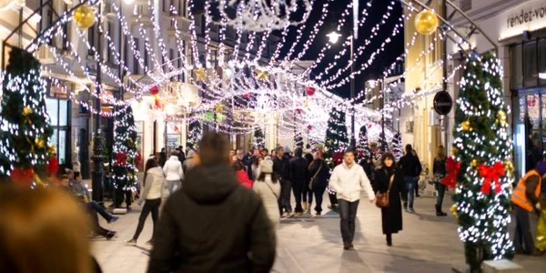 S-au aprins luminile de sărbători în Crăciun