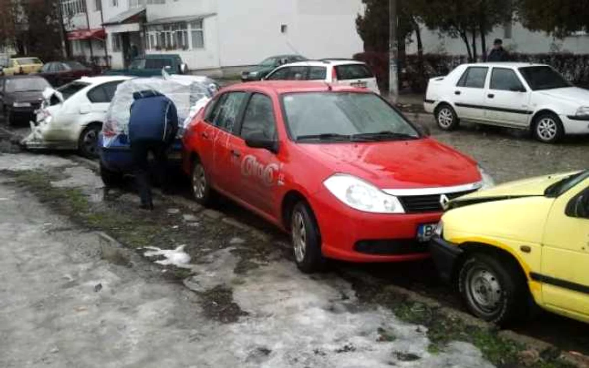 Maşinile au fost tamponate cu violenţă şi au cauzat avarii în lanţ FOTO Ziarul de Iaşi