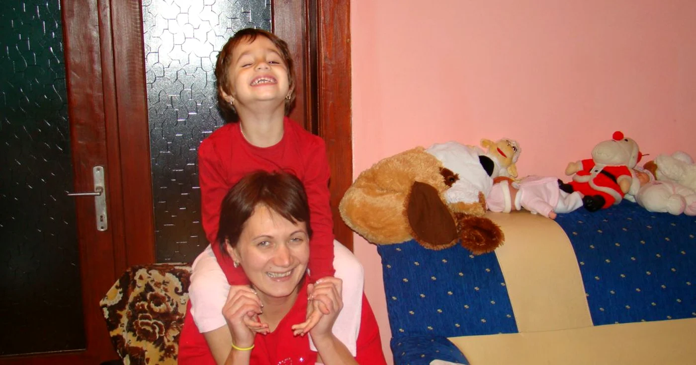 Micuța Beatrice se bucură doar de dragostea mamei. 