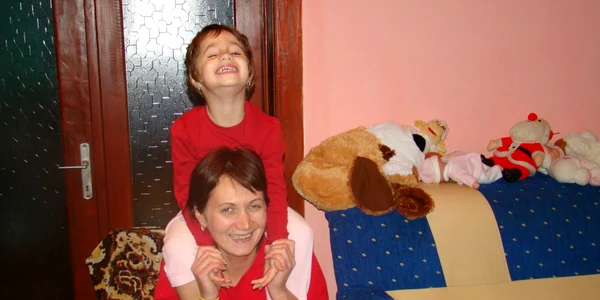 Micuța Beatrice se bucură doar de dragostea mamei. 