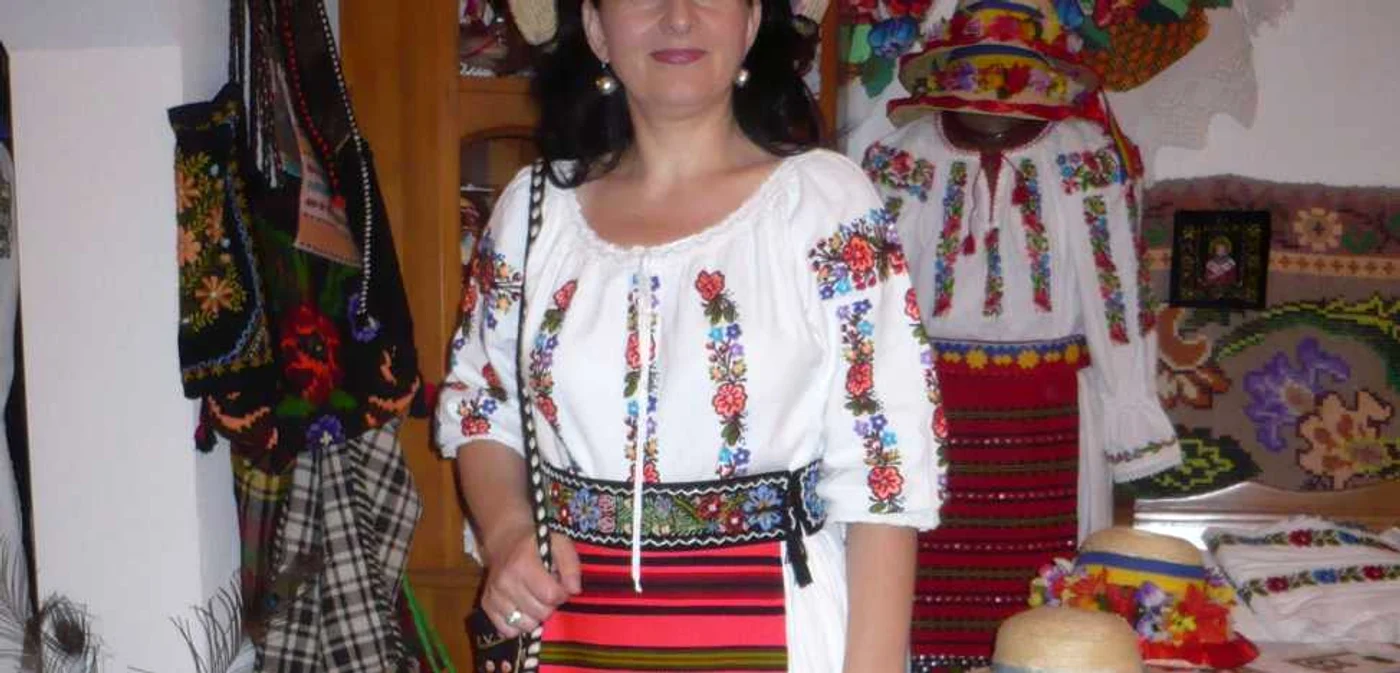 Virginia Linul îi învață pe copiii din Argeș să confecționeze podoabe
