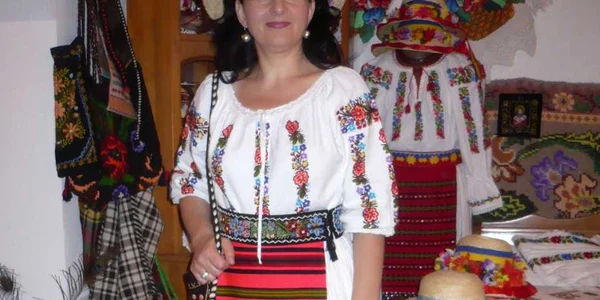 Virginia Linul îi învață pe copiii din Argeș să confecționeze podoabe