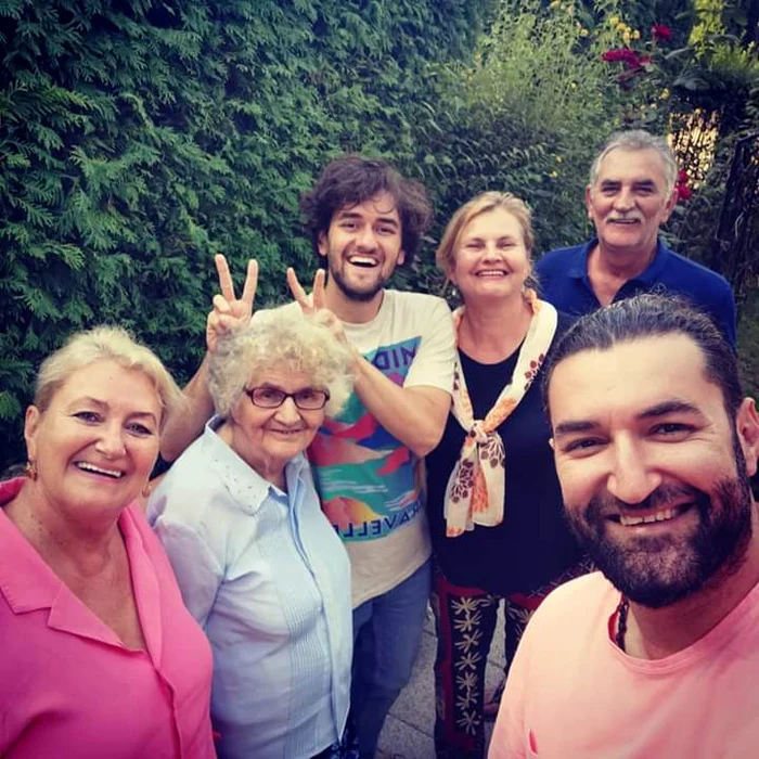 Smiley alături de bunica lui, Tanti Nuți, de fratele mai mic, de părinți și de o altă rudăFoto: Facebook