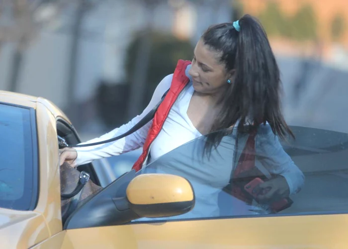 
    Formele trupului Roxanei Vancea sunt bine lucrate la salăfoto Caps  