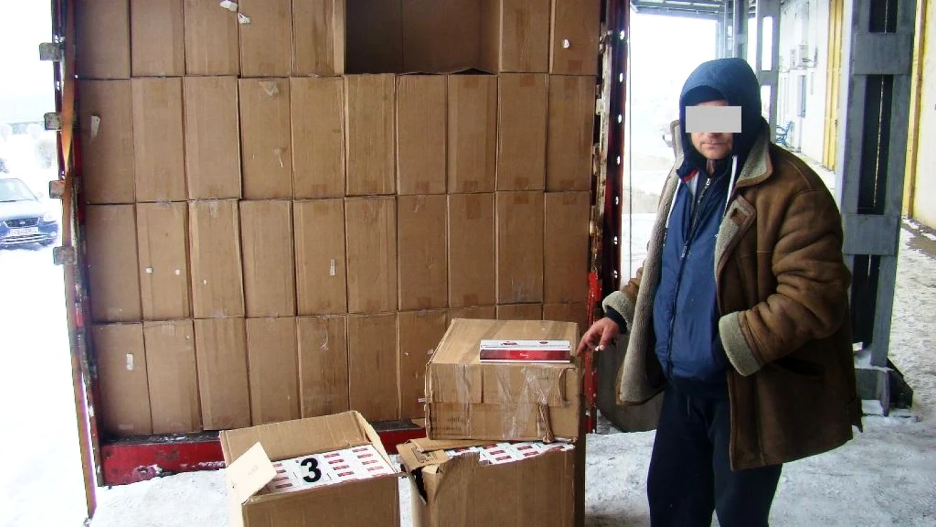 Şoferul tirului a recunoscut că transporta ţigări de contrabandă FOTO: adevarul
