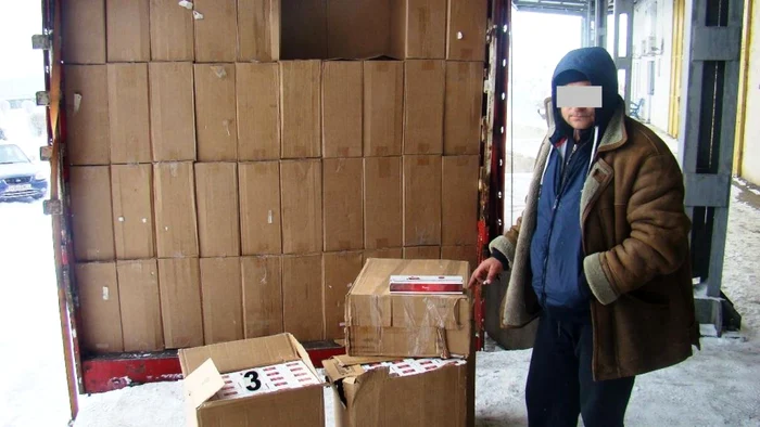 Şoferul tirului a recunoscut că transporta ţigări de contrabandă FOTO: adevarul