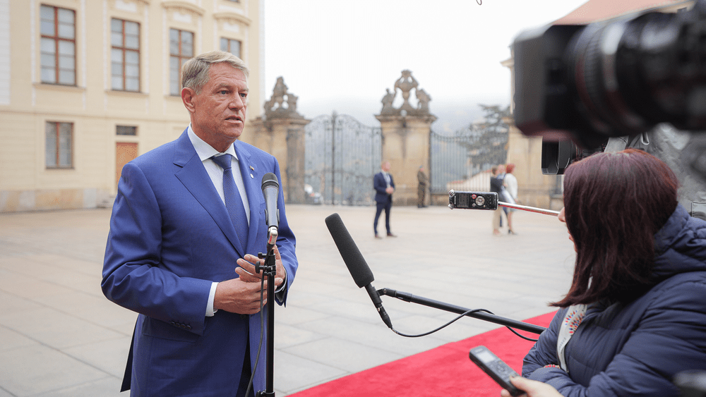 Iohannis, într-o carte pentru copii editată la Sibiu, alături de baronul Brukenthal şi savantul Hermann Oberth FOTO