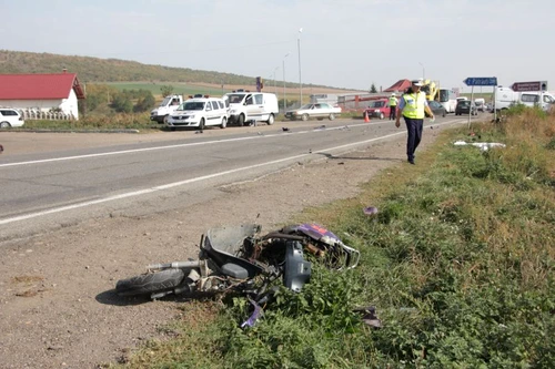 Motoscuteristul a murit în urma impactului cu automobilul ISU. (Foto: Cezar Pădurariu)