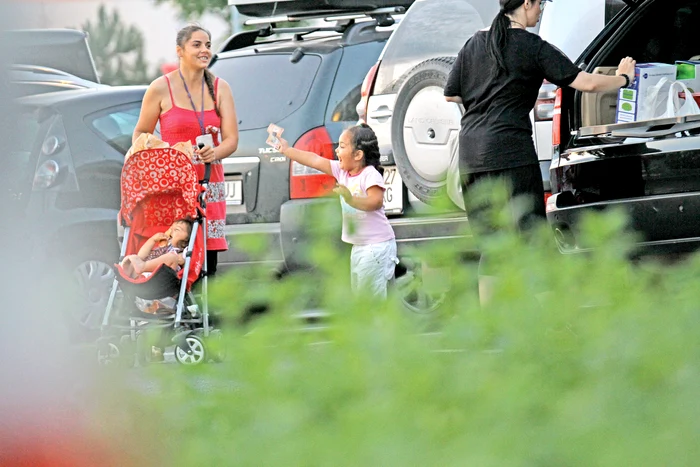 
    Impresionat de cuvintele copilului,  Pepe i-a întins tot  măruntul pe care l-a  găsit prin buzunare,  adică vreo şase leiFoto: Mihai Caliu  