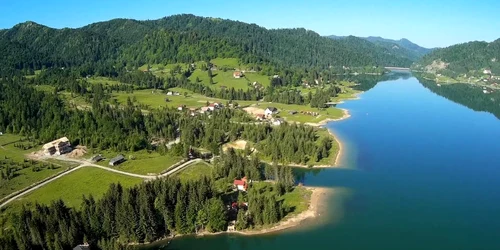 lacul colibita jpg