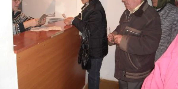 Sute de pensionari cer zilnic un credit de la CARP