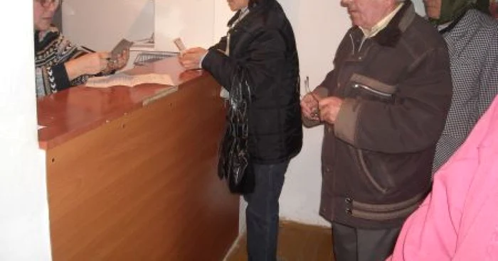 Sute de pensionari cer zilnic un credit de la CARP
