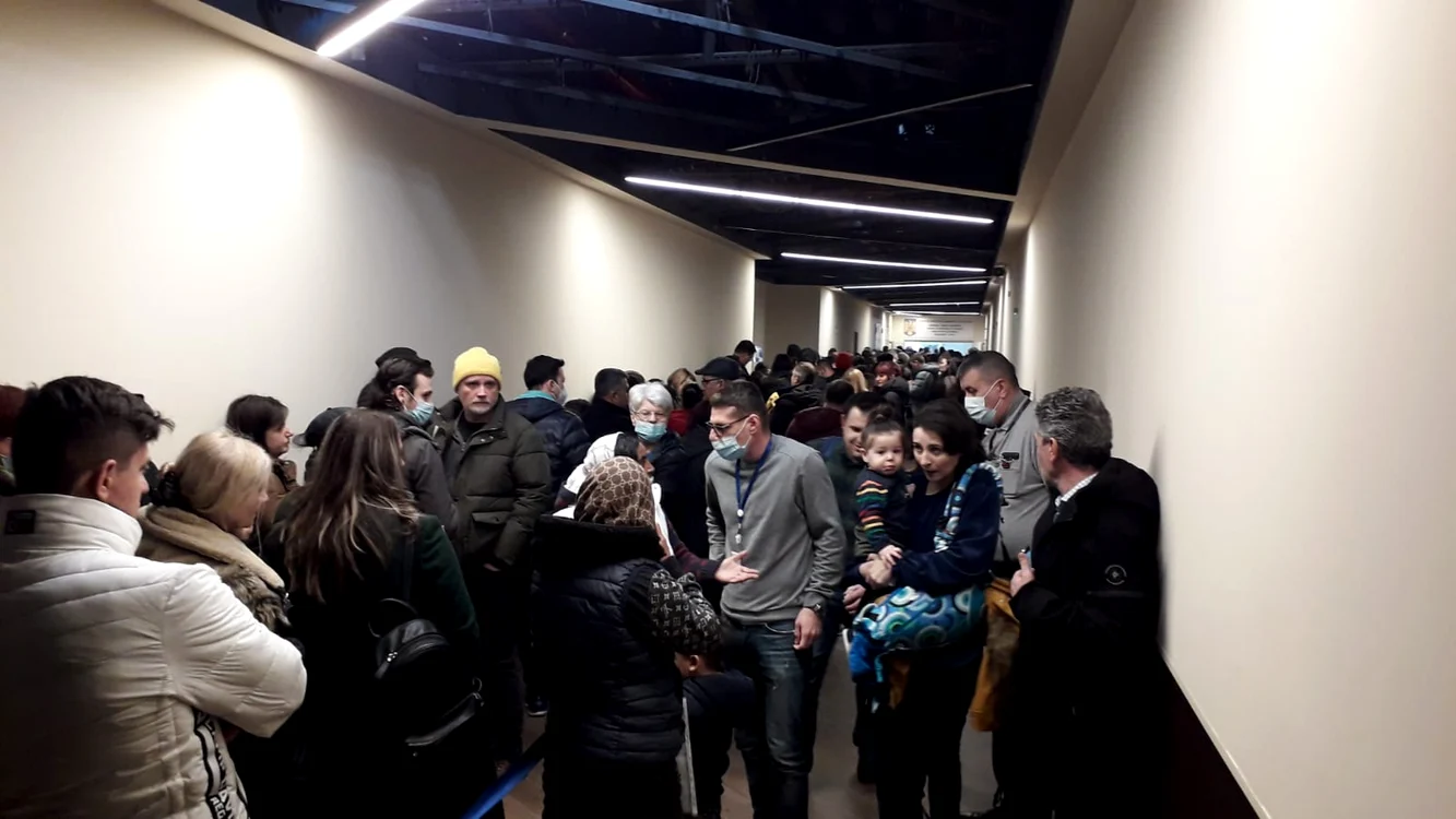 Salariații de la Serviciul Pașapoarte încearcă în zadar să potolească nerăbdarea oamenilor