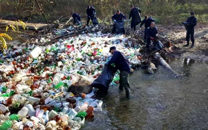 Râul Cerna a fost poluat cu tone de gunoaie. Zona a fost ecologizată apoi de jandarmi.