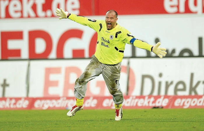 
    Kiraly joacă în  pantalonii lungi  din 1996  