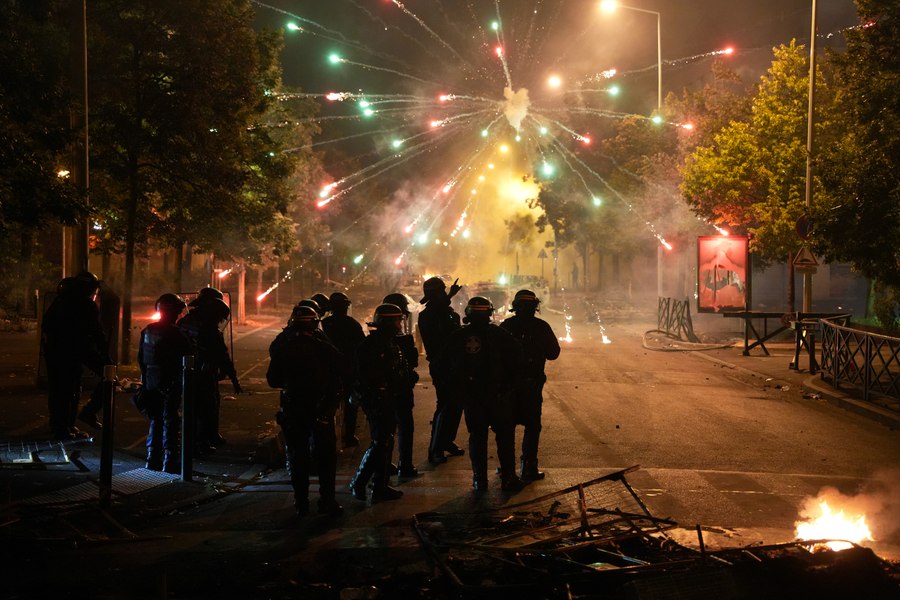 Fondurile strânse pentru polițistul francez care a împușcat mortal un adolescent algerian au depășit un milion de euro