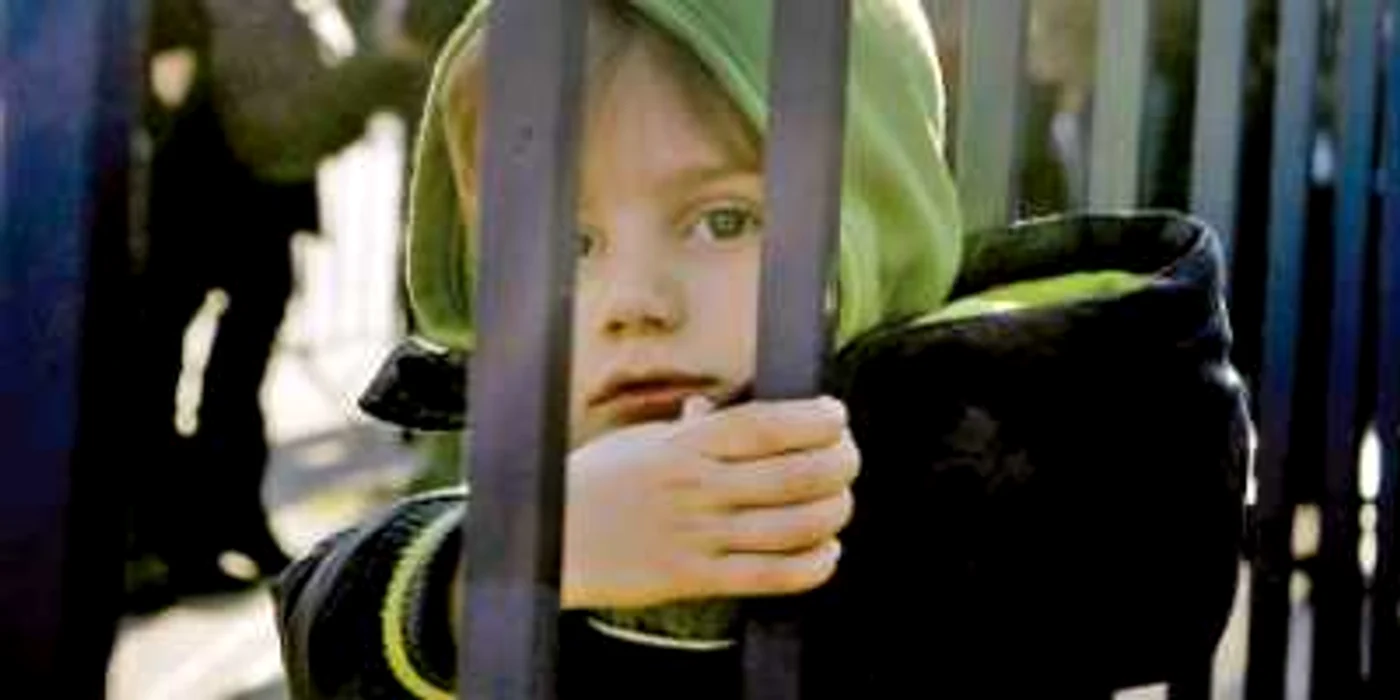 Copiii nu vor să fie ţinuţi departe de mamele lor 