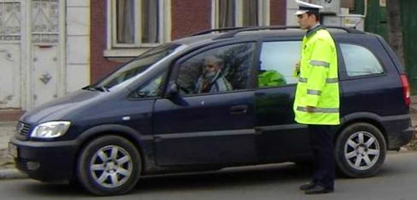 Autoturismul plin cu fier vechi a fost oprit în trafic