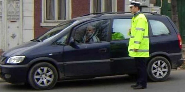 Autoturismul plin cu fier vechi a fost oprit în trafic
