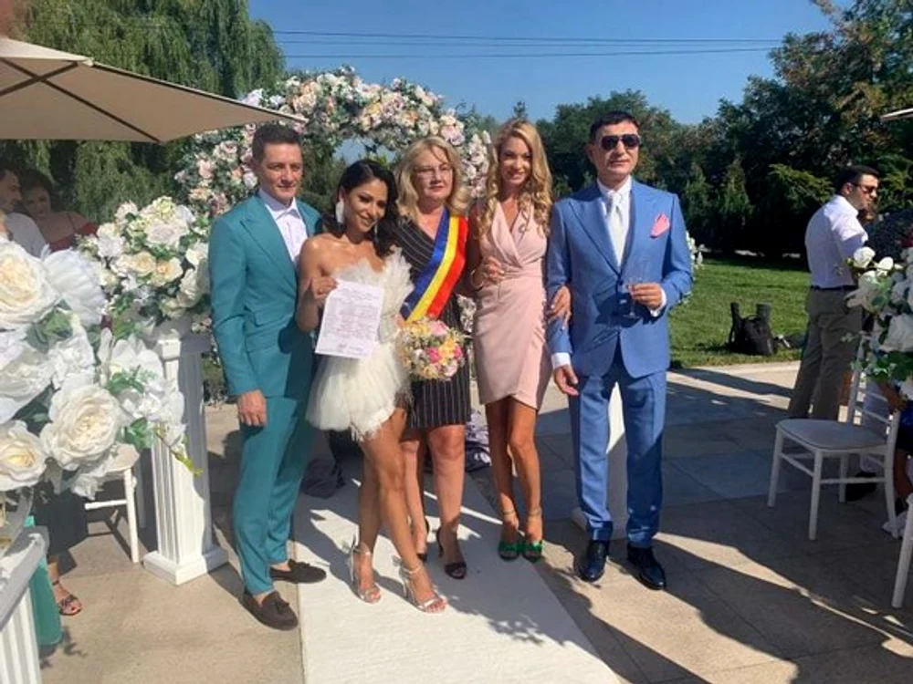 
    Petrecerea are loc la un restaurant cu piscinăfoto: Spynews  