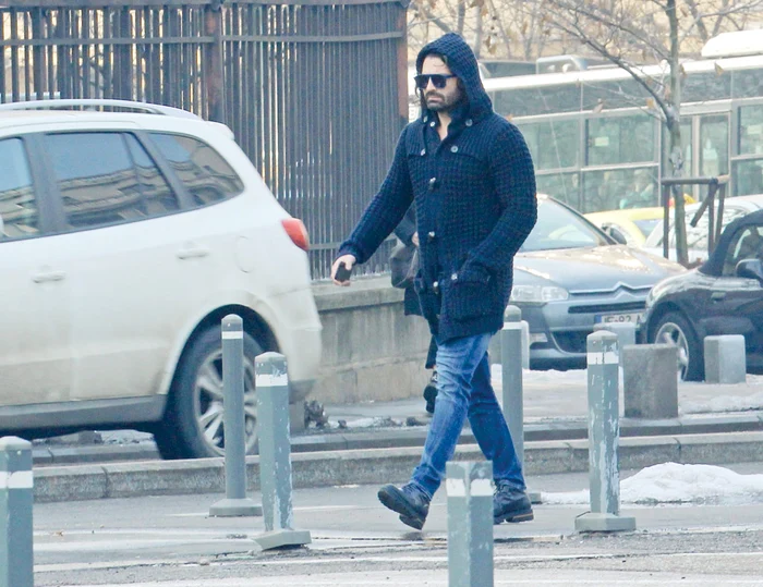 Pepe a fost surprins de fotoreporterii Click! în timp ce se grăbea să ajungă la barul lui din buricul Capitalei