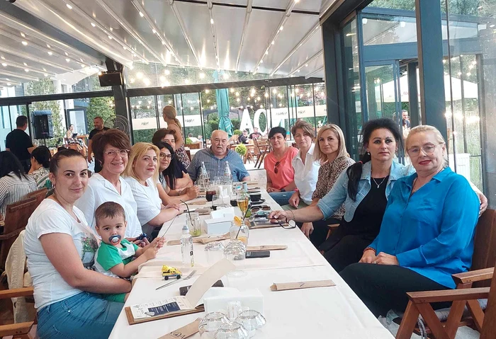 Titi Ionescu alături de o parte din fetele pe care le-a antrenat SURSA Arhiva personală