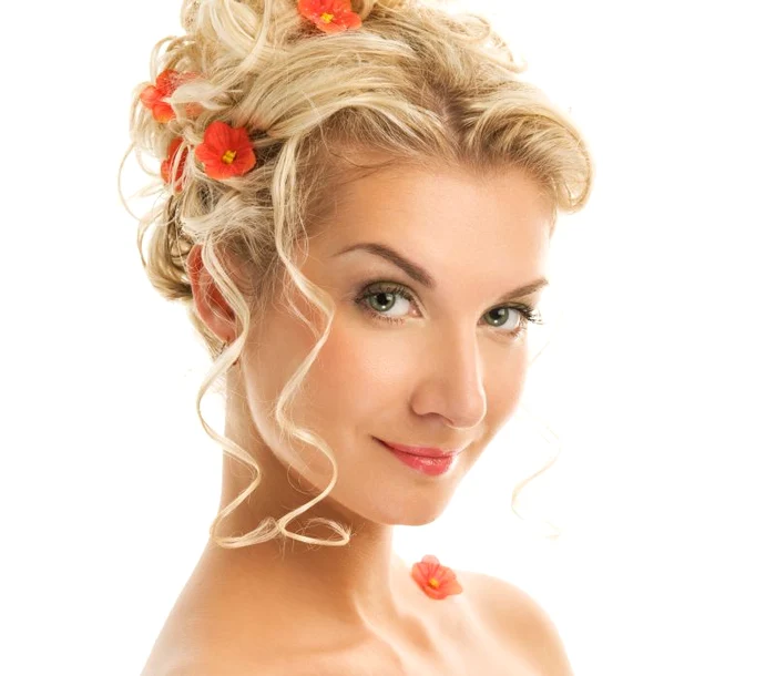 
    Evită tratamentele sau masajul mai dur în zona decolteului, deoarece pielea este la fel de sensibilă  