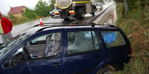Maşina a ajuns în şanţ după ce s-a lovit de o cisternă