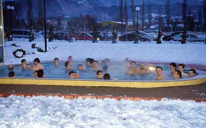 Braşov: La Paradisul acvatic, oamenii s-au bălăcit în piscina descoperită