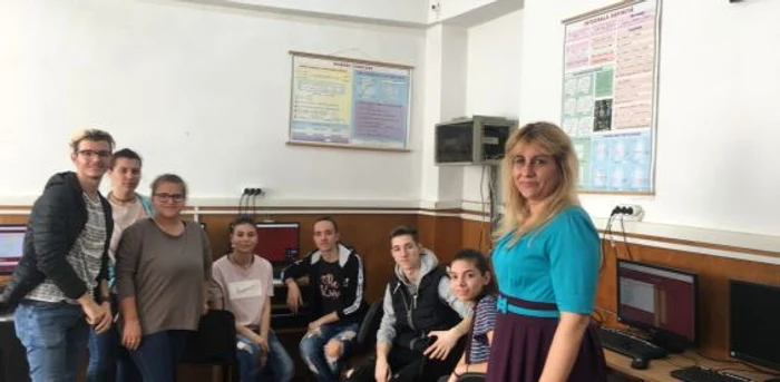 Elevii Liceului Tehnologic Special "Beethoven" din Craiova, alături de profesoara Ileana Negoiţă