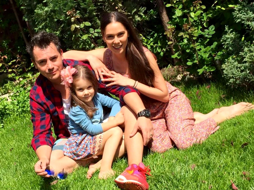 O familie fericită: Răzvan, Irina şi fetiţa lor