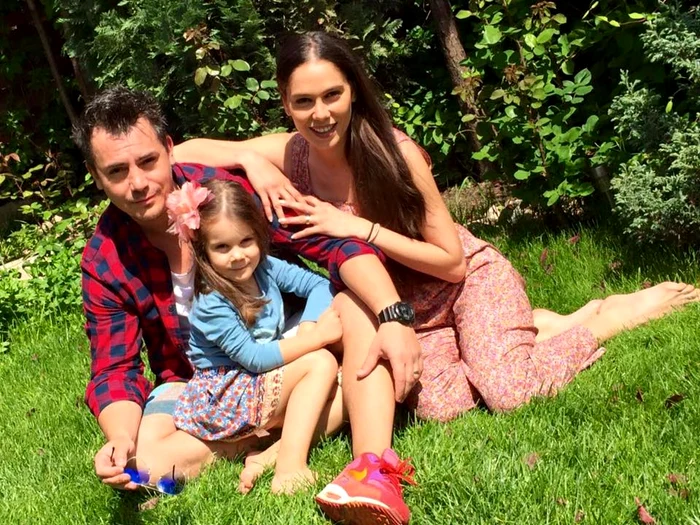 O familie fericită: Răzvan, Irina şi fetiţa lor