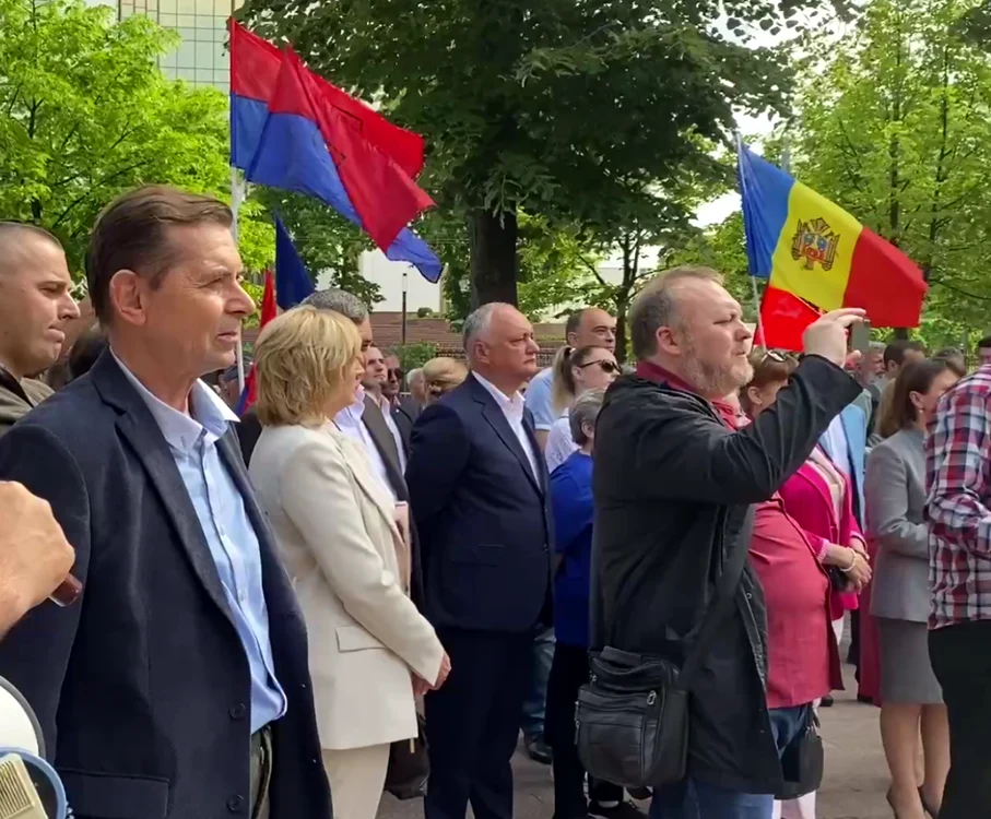 Opoziția a protestat, fiind contra unui proiect de lege înaintat de PAS. FOTO: TV8.md