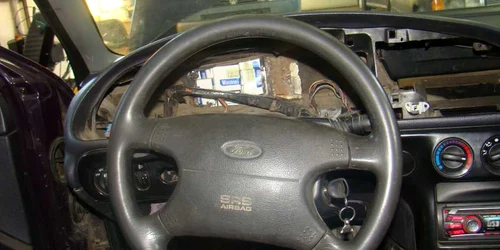 Ţigările de contrabandă găsite în bordul maşinii ucrainene