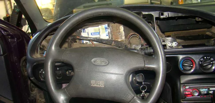 Ţigările de contrabandă găsite în bordul maşinii ucrainene